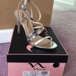 Nina silver strappy sandal size 7.5 Chelan heel